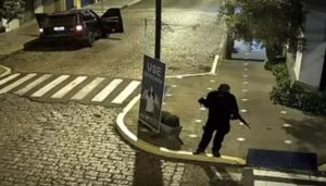 Grupo armado explode bancos e atira em lojas durante assalto no interior de SP