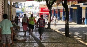 Governo muda decreto e permite a municípios do Ceará optarem por abertura do comércio das 7h às 13h