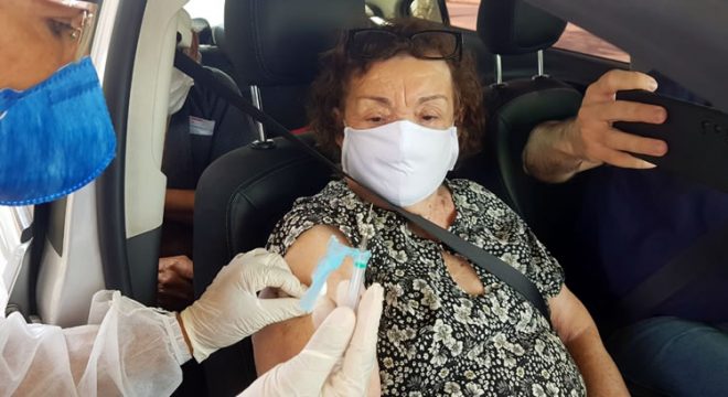 Idosos recebem a 2ª dose e doam alimentos em vacinação contra Covid-19 de Juazeiro do Norte