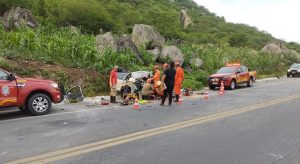 Colisão entre carro e caminhão deixa quatro mortos e uma criança ferida em Itapajé