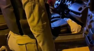 Pai esconde filho de 3 anos em um lençol para escapar da blitz