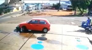Carro passa por cima de frentista em posto de combustível em Cascavel, no Paraná