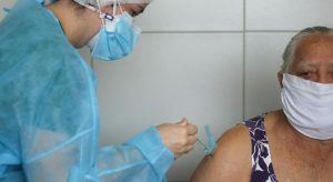 Só 25,5% dos municípios cearenses alcançaram metas da 1ª dose da vacina contra a Covid-19