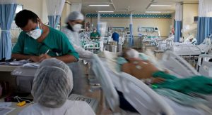 Reinfecção de Covid-19 pode ser acompanhada de sintomas mais fortes, diz estudo