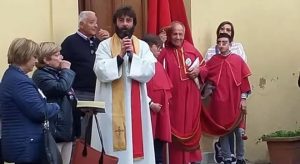 No meio da missa, padre anuncia que está apaixonado por mulher