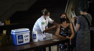 Brasil pode vacinar toda população adulta contra a Covid-19 até setembro, indica estudo