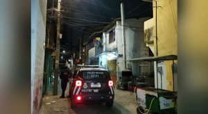Mulher morre após ser baleada na cabeça durante invasão de criminosos a uma comunidade, em Fortaleza