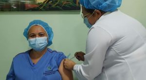 Ceará tem 11 mil casos a menos de Covid em profissionais da saúde entre a primeira e a segunda onda