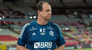 Torcida do Flamengo faz campanha #ForaCeni após derrota para Vasco