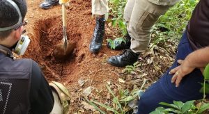 Homem enterrado em Crato com capacete na cabeça e botas de vaqueiro em cova rasa