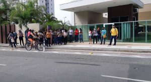 Candidatos a emprego pagam exame de admissão e descobrem que foram enganados ao ir buscar farda