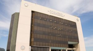 Conmebol recebe doação de 50 mil doses de vacina contra covid-19 para imunizar atletas