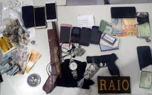 Raio apreende dois menores e prende três com arma, simulacro, maconha e crack no Icó