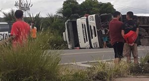 Caminhão tomba em Brejo Santo e outros acidentes em Crato e Várzea Alegre