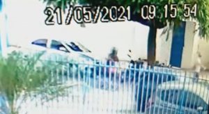 Veja o flagrante do furto de moto em Juazeiro e ajude a identificar o ladrão