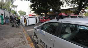 Em plena luz do dia, suspeitos matam mulher, roubam carro e capotam ao fugir no Recife