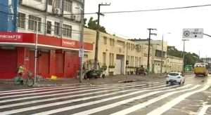 Maior faixa de pedestre do país, com 40 metros de extensão, é liberada para uso em Fortaleza