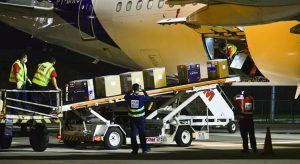 Profissionais são treinados para transportar e manusear vacinas da Pfizer para o interior do Ceará nesta sexta