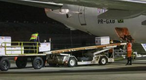 Novo lote da vacina AstraZeneca chega ao Ceará na madrugada desta quarta-feira