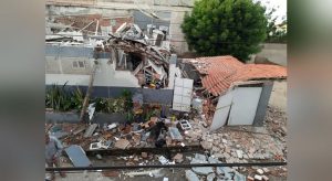 Criminosos explodem agência bancária e metralham delegacia em Amontoada, no Ceará