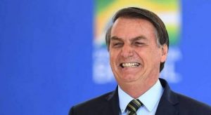Bolsonaro diz que só não 'fecha tudo no Brasil' porque tem 'responsabilidade'