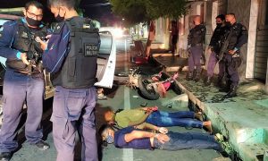 Perseguição e tiros em Juazeiro com ladrões de moto e celulares presos