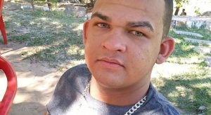 Motorista de aplicativo em Crato é encontrado morto dentro de seu carro