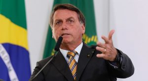 'Vai ter voto impresso em 2022 e ponto final', dispara Bolsonaro em live