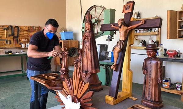 Ferramenteiro de Barbalha perde emprego durante a pandemia e se torna escultor de peças de madeira