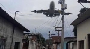 Avião passa perto do telhado de casas de comunidade no Recife; veja vídeo