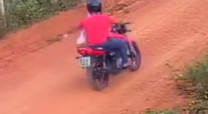 Veja homem fugindo em Juazeiro após estuprar menina de 8 anos num matagal. Ajude a identificar