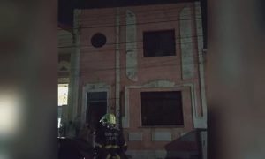 Raio atinge casa, derruba telhado e mulher fica presa nos escombros, no Ceará