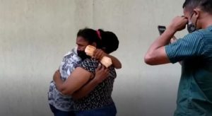 Jovem sequestrado no interior do Ceará abraça mãe após ser localizado pela polícia