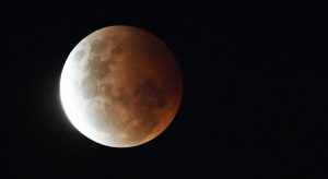 Tabloide inglês prevê fim do mundo com superlua de "sangue" nesta quarta, 26