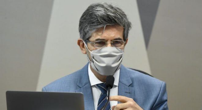 Nelson Teich diz que não tinha autonomia e que presidente "insistiu na cloroquina"