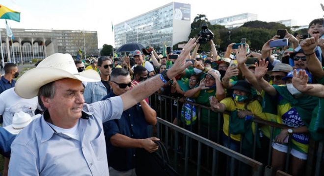 Tem alguns idiotas que até hoje ficam em casa, diz Bolsonaro sobre isolamento social