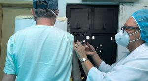 Sesa recomenda 14 dias entre vacinação contra a Covid-19 e contra gripe