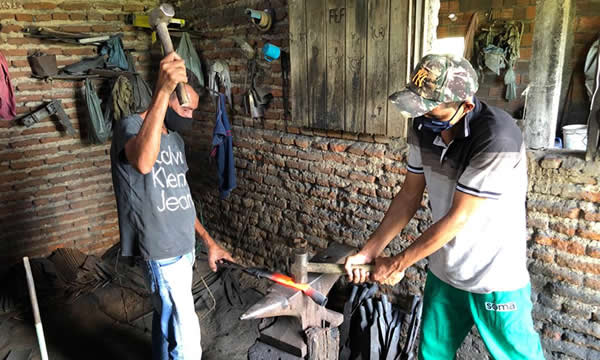 Conheça os ferreiros que mantém a tradição de Potengi, a cidade que não dorme