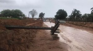 Poste cai sobre carro e duas pessoas morrem eletrocutadas em Maceió