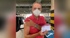 Narrador Luís Roberto é vacinado contra Covid-19 em Fortaleza