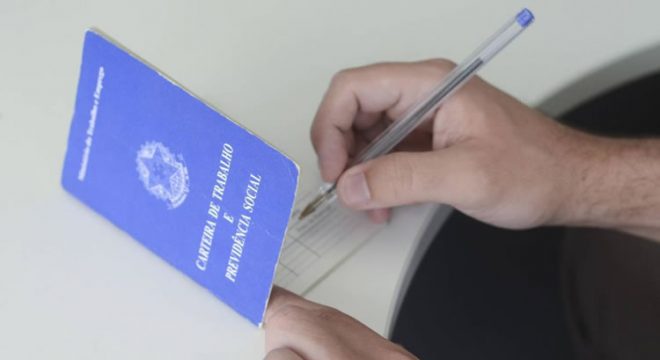 Ceará gera 3.297 empregos com carteira assinada em abril