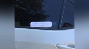 Diretora de hospital em Acopiara registra BO após ter pneus do carro cortados e recado colado no veículo