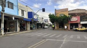 Dupla armada com faca assalta loja no centro de Várzea Alegre no Cariri