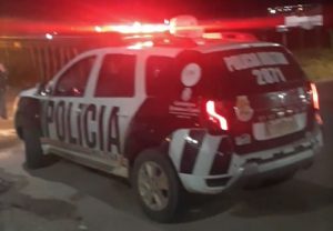 Viatura bate em poste no Juazeiro numa perseguição e ladrão sai baleado