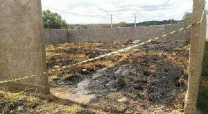 Mãe é presa suspeita de jogar recém-nascido em lote baldio e matar bebê queimado