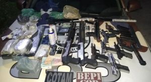 Grupo criminoso é preso com 11 armas de fogo, 300 munições e mais de 6k de drogas, no Ceará