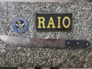 Mulher é presa em flagrante suspeita de tentar matar o próprio pai com facão