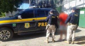 Passageiro é preso com arma de fogo dentro de ônibus intermunicipal