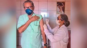 Mestre da cultura, Espedito Seleiro, recebe segunda dose da vacina contra a Covid-19