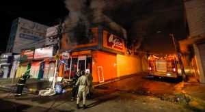 Veja imagens de incêndio numa loja em Juazeiro se estendendo pela madrugada